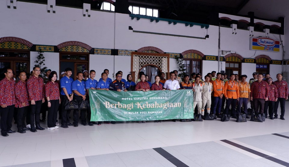Aksi Sosial Hotel Ciputra Semarang di Stasiun Tawang 'Berbagi Kebahagiaan Ramadan'