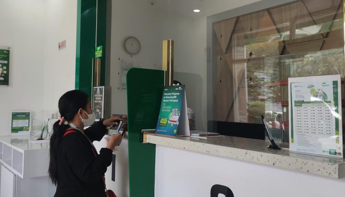 Jelang Lebaran, Warga Ramai-ramai Tebus Gadai Perhiasan Emas di Pegadaian Semarang