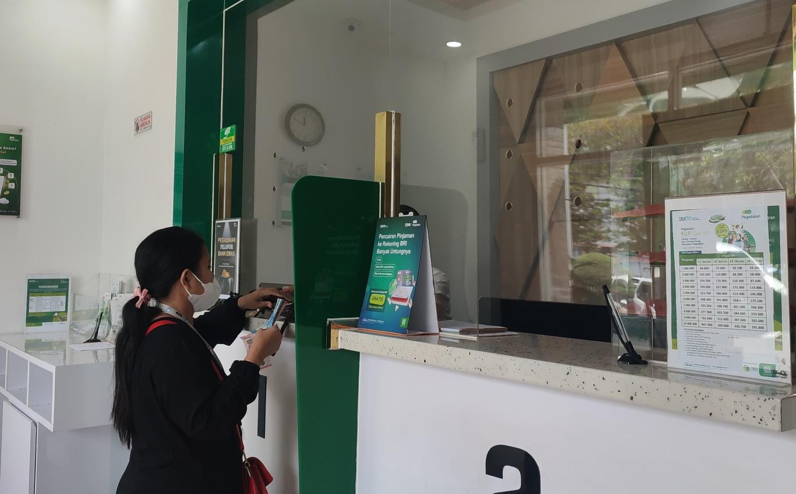 Jelang Lebaran, Warga Ramai-ramai Tebus Perhiasan Emas di Pegadaian Semarang