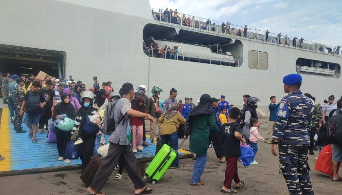1.100 Pemudik Tiba di Semarang Naik Kapal Perang Program Mudik Gratis TNI AL