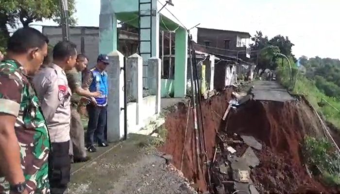 Tanah Tebing Tol di Candisari Semarang Longsor, Belasan Warga Mengungsi