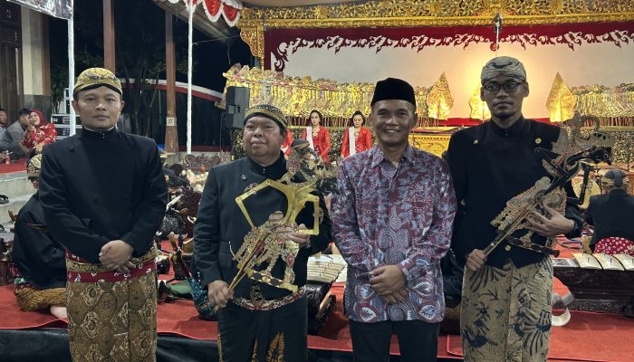 Sumanto Pentaskan Wayang Kulit di Karanganyar, Puluhan Dalang jadi Penabuh Gamelan