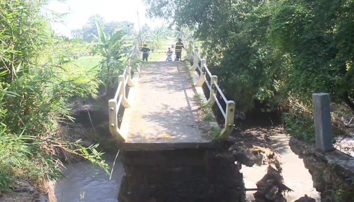 Hujan Deras Seharian, Jembatan Penghubung Antar Desa di Randublatung Blora Ambrol
