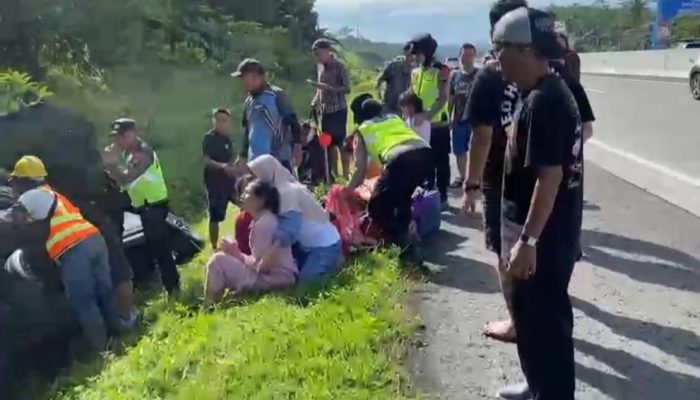 Diduga Sopir Ngantuk, Mobil Pemudik Kecelakaan Tunggal Masuk Parit di Ruas Tol Semarang-Solo