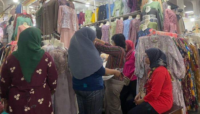 Siasat Pedagang Pasar Johar Hadapi Lebaran: Omzet Naik Tiga Kali Lipat Berkat Ngonten di TikTok
