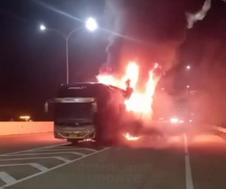 viral bus terbakar di Tol Semarang-Batang