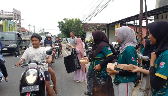 Perpani Blora Bareng Anggota DPRD Bagi-bagi 200 Takjil Gratis, Lima Menit Ludes Diserbu Warga