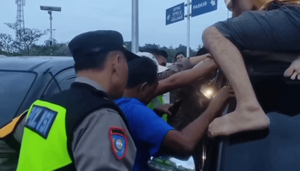 Personel Pospam Rest Area KM 439 A Bawen Evakuasi Balita Terkunci di Dalam Mobil, Ini Kronologinya
