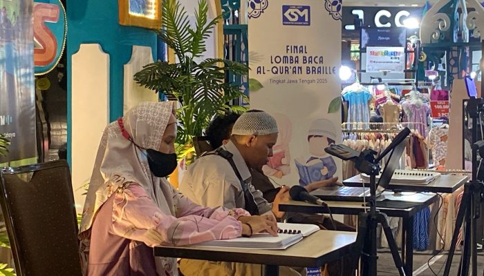 Semarak Ramadan, Begini Khusyuknya Tuna Netra Semarang Ngaji Al-Qur’an Braille di Mal Paragon