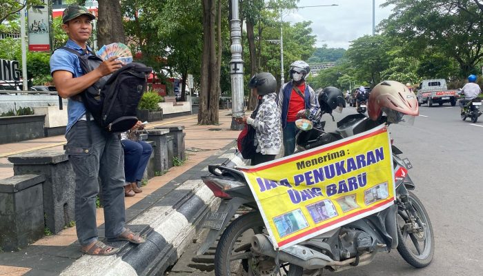 BI Batasi Kuota, Jasa Penukaran Uang Baru Mulai Bermunculan di Jalan Pahlawan Kota Semarang