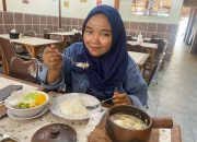 Hangatnya Kuah Opor Susu di Rumah Makan Sri Rejeki Semarang, Cocok untuk Santap Berbuka!