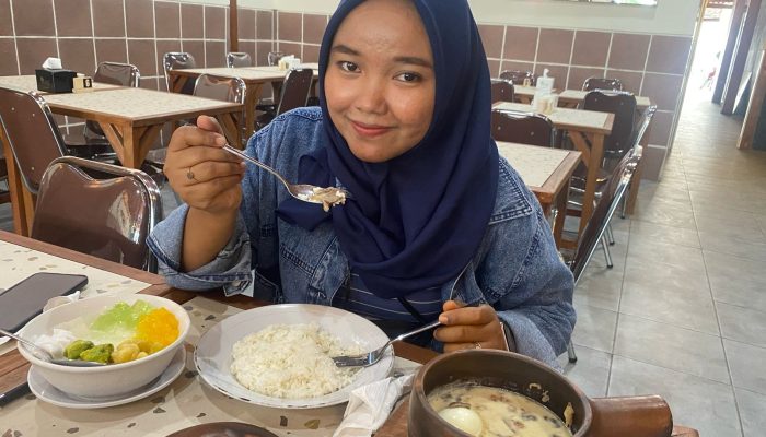 Hangatnya Kuah Opor Susu di Rumah Makan Sri Rejeki Semarang, Cocok untuk Santap Berbuka!