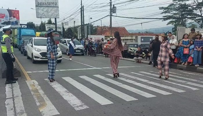 Intip Keseruan ‘Takjil on The Street’ di Ungaran Semarang, Cara Model Memupuk Semangat Berbagi saat Ramadan