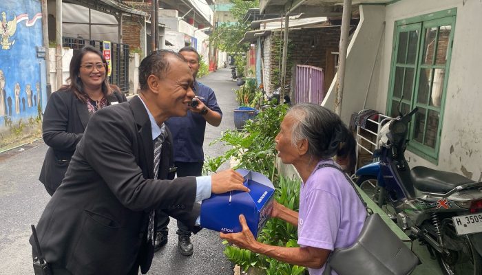 Berkah Ramadan, Hotel Aston Inn Pandanaran Semarang Bagi-bagi Hantaran ke Warga Sekitar