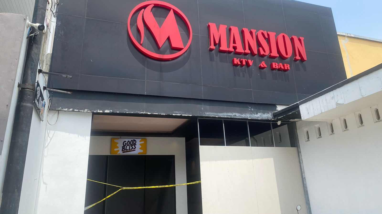 Garis polisi tampak terpasang di Mansion KTV & Bar