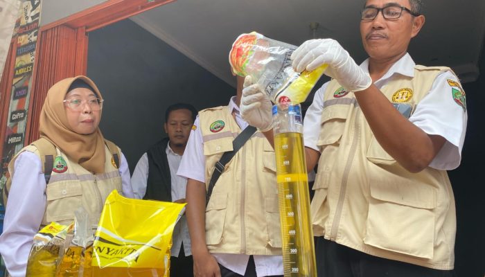 Pantau Pasar Jepon, Petugas di Blora Temukan Minyakita Tak Sesuai Volume