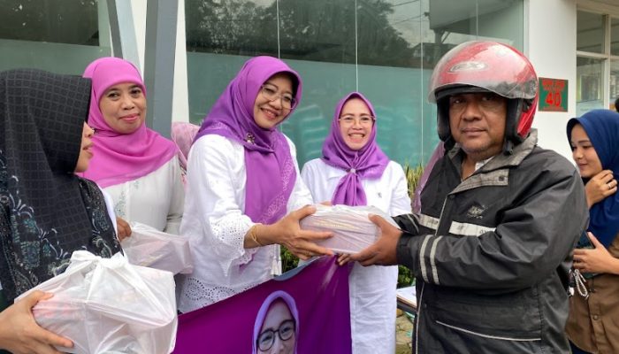 Perempuan Bangsa Jateng Bagikan 700 Paket Buka Puasa Gratis di Semarang