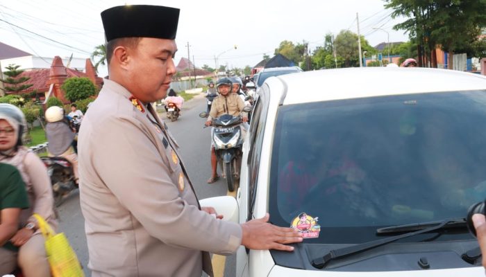 Komitmen Bantu Masyarakat, Polres Blora Sosialisasikan Layanan Hotline 110 dalam Kegiatan Bagi Takjil