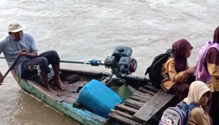 Demi Belajar di Sekolah, Puluhan Siswa di Blora Harus Seberangi Sungai Terbesar di Indonesia Ini