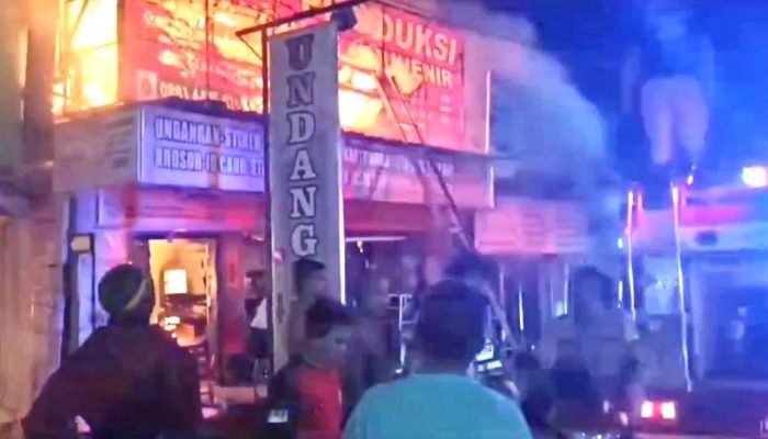 Diduga Dipicu Kompor Gas, Dua Ruko Bertingkat di Ambarawa Terbakar
