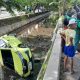 mobil kuning terjun