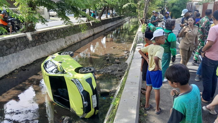 mobil kuning terjun