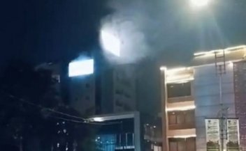Kebakaran di Hotel Solo, Sejumlah Korban Dilarikan ke RS, Nenek 90 Tahun Selamat