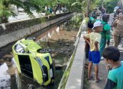 mobil kuning terjun