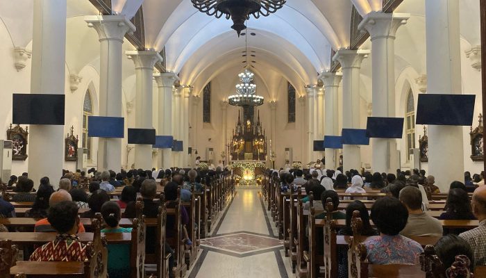 Kenang dan Doakan Mendiang Paus Fransiskus, Gereja St Yusup Gedangan Gelar Misa Arwah