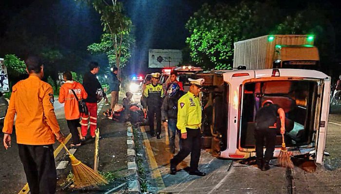 Diduga Gagal Rem, Mikrobus Rombongan Pendaki Asal Tangerang Terguling di Salatiga