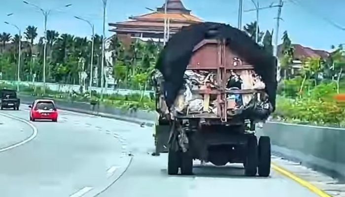 Viral Truk Pengangkut Sampah di Semarang Bolong dan Memprihatinkan, DLH: Kami Tarik dan Masuk Bengkel!