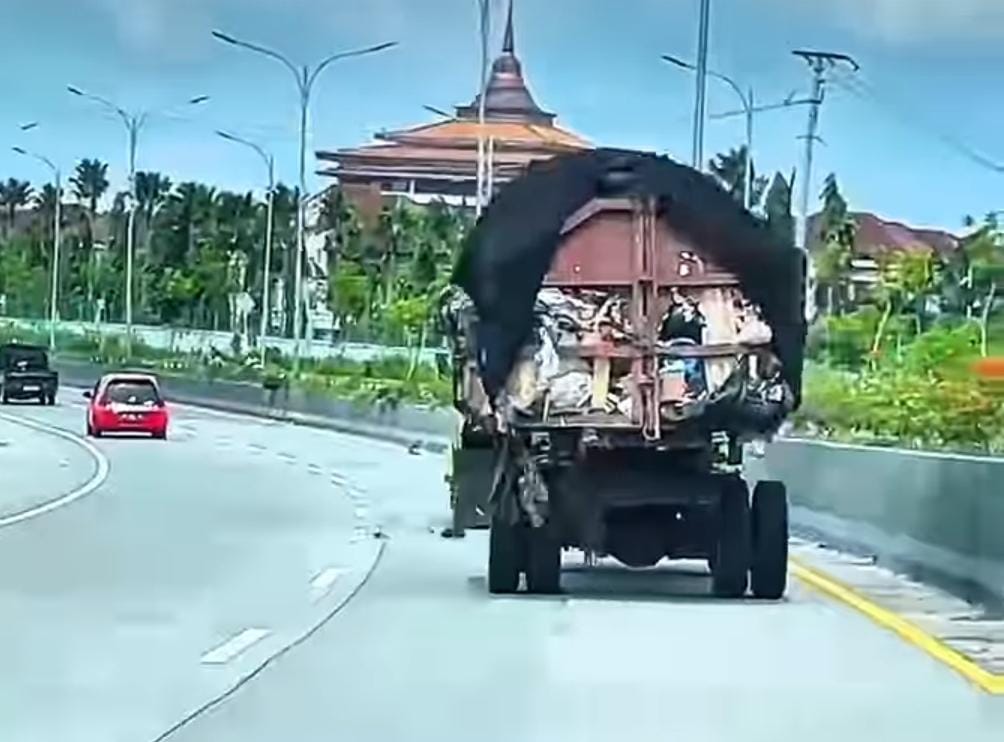 Viral Truk Pengangkut Sampah di Semarang Bolong dan Memprihatinkan, DLH: Kami Tarik dan Masuk Bengkel!