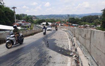Jalan Kalipancur Rusak Dilewati Truk Galian C, DPU Semarang Masih Tagih Janji Pengusaha