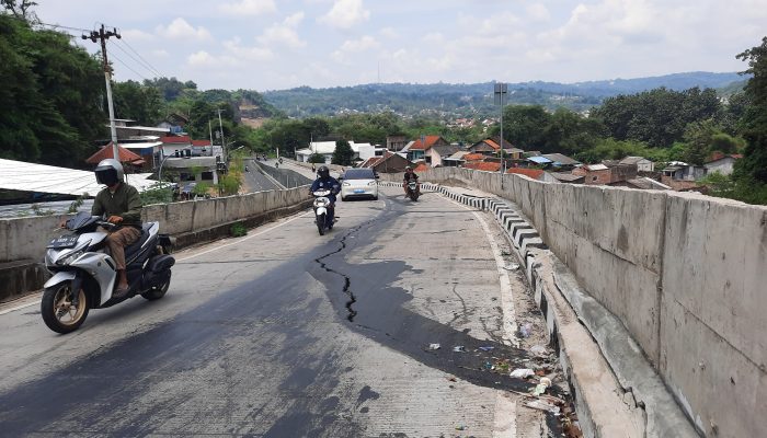 Tanjakan Kalipancur Retak Dikeluhkan, DPU Pastikan Evaluasi dan Perbaikan