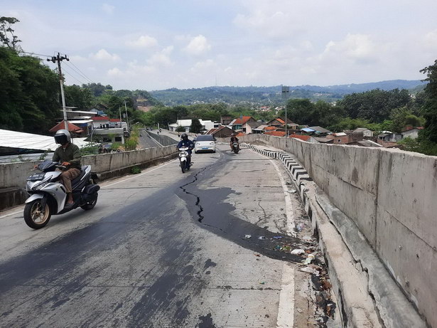 tanjakan kalipanjcur semarang retak