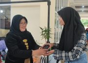 Unik! Meriahkan Hari Kartini, DLH Buka Bank Sampah Bisa Tukar Botol Jadi Tanaman