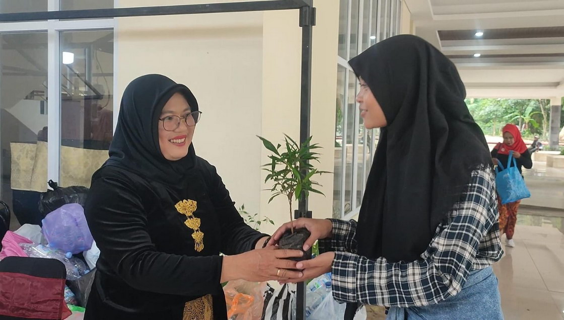 Unik! Meriahkan Hari Kartini, DLH Buka Bank Sampah Bisa Tukar Botol Jadi Tanaman