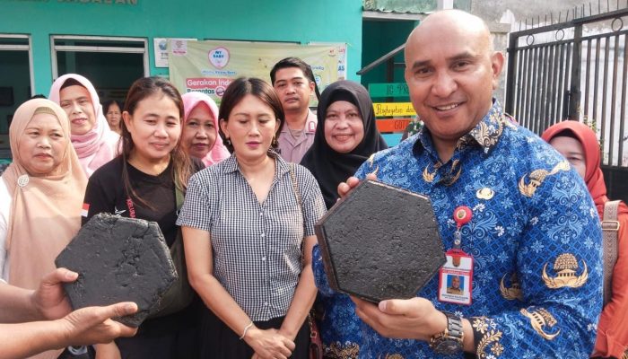 Kreatif! Kecamatan Semarang Tengah Ubah Sampah Plastik Jadi Paving Block