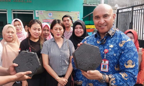 Kreatif! Kecamatan Semarang Tengah Ubah Sampah Plastik Jadi Paving Block