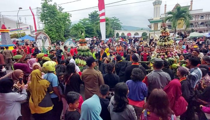 Meriahnya Kirab Budaya Hari Jadi ke-504 Kabupaten Semarang, Warga Berebut Gunungan Hasil Bumi