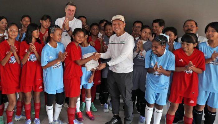 Ajang Sepak Bola Putri, Bupati Kudus Dukung MilkLife Shakers & HydroPlus Strikers ke JSSL Singapore 7’s