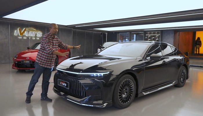 Fitra Eri Review Toyota Crown Terbaru 2025: Sedan Hybrid Mewah, Serasa Kendaraan Menteri