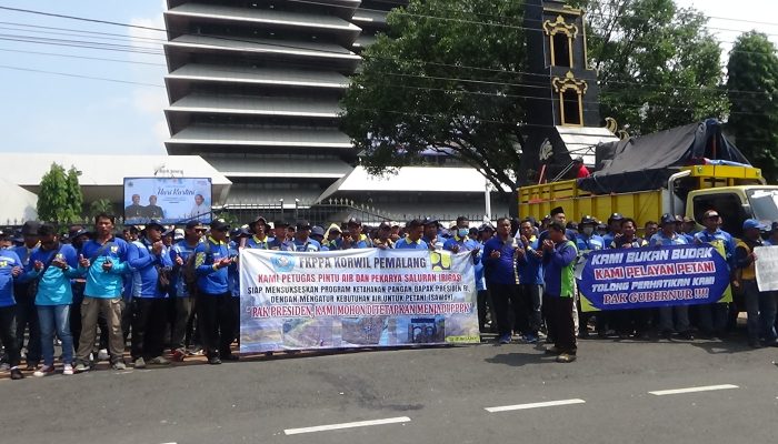 Pekerja Honorer Pengairan Demo di Gubernuran Jateng, Minta Diangkat PPPK Bukan Outsourcing