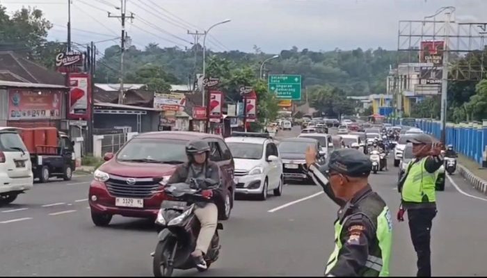 Urai Kepadatan Lalu Lintas Simpang Bawen, Petugas Berlakukan Contra Flow