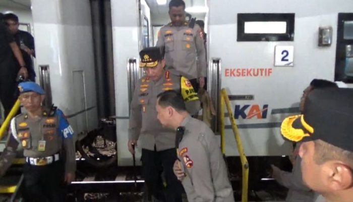 Kapolri Tinjau Arus Balik Lebaran di Stasiun Tawang, Imbau Masyarakat Pilih Kereta Api