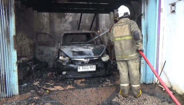 Video Mobil Korslet, Rumah Mewah di Semarang Terbakar