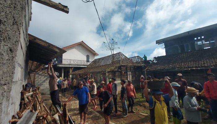 Warga Gotong Royong Tangani Rumah Rusak Dampak Puting Beliung di Semarang