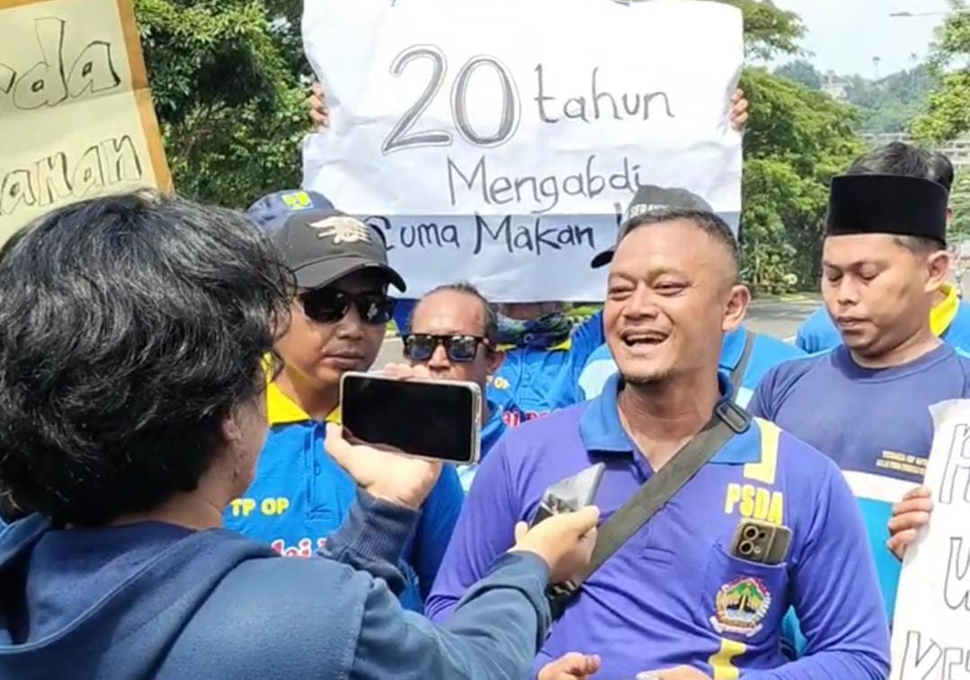 Salah satu pegawai honorer yang bekerja di Daerah Aliran Sungai (DAS) Seluna, Muhammad Kundori