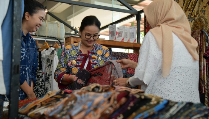 Musim Haji Bawa Berkah bagi Penjual Perlengkapan dan Oleh-Oleh Haji di Blora