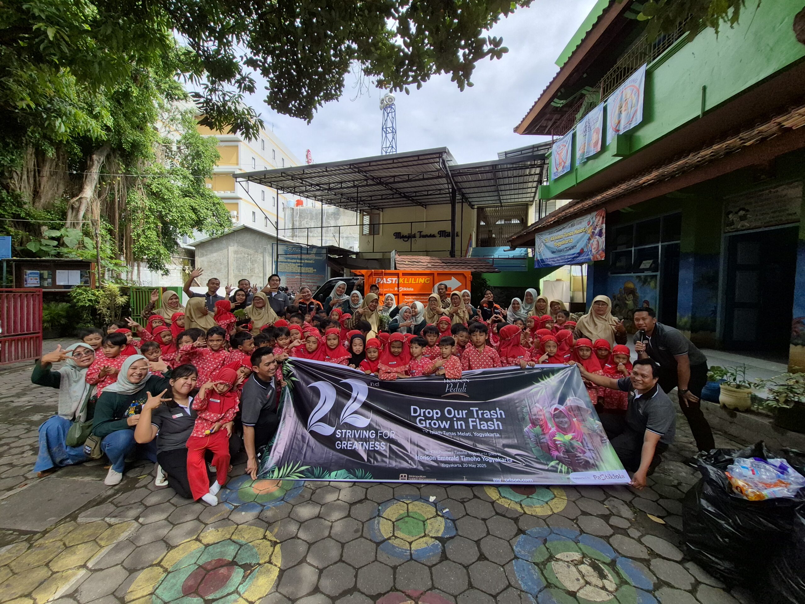 HOM Premiere Timoho Yogyakarta berkolaborasi dengan PastiKlola dan TK Islam Tunas Melati Yogyakarta menyelenggarakan kegiatan bertajuk “Drop Our Trash - Grow in Flash”: Gerakan Peduli Sampah & Cinta Tanaman Sejak Dini. (Hom Premiere)